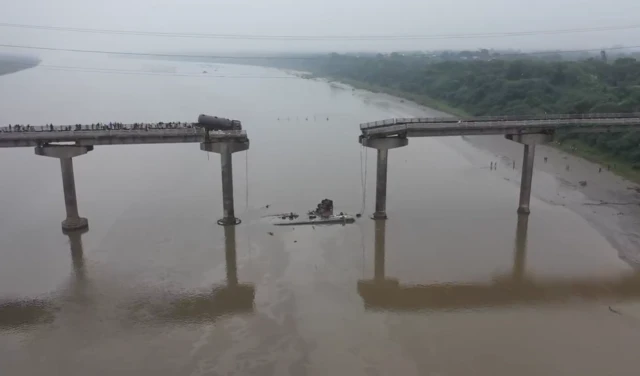 બીબીસી ગુજરાતી વડોદરા પુલ અકસ્માત વાહન મહીસાગર નદી ગંભીરા બ્રિજ 