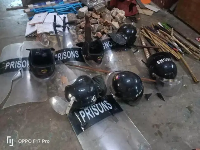 ကီးပက်ဖုန်းတစ်လုံးတွေ့ရှိမူကို အရေးယူဖို့ လုပ်နေစဥ် ရုန်းရင်းဆန်ခတ်ဖြစ်အောင် အကျဉ်းသားတွေဘက်က ကြိုးပမ်းခဲ့တာကနေ စတင် ဖြစ်ပွားခဲ့တာလို့ စစ်ကောင်စီဘက်က ထုတ်ပြန်ခဲ့ပါတယ်။