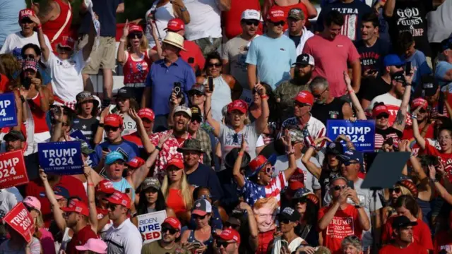 Partidarios del expresidente estadounidense Donald Trump esperando el inicio del mitin de campaña el sábado.