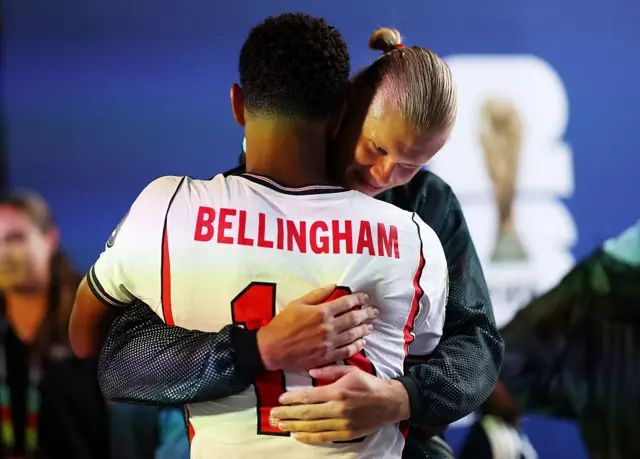 لاعب إنجلترا جود بيلينغهام (10) يعانق لاعب النرويج إيرلينغ هالاند (9)، قبيل مباراة ربع نهائي كأس العالم 2026 بين النرويج وإنجلترا، على استاد ميامي في ميامي غاردنز بولاية فلوريدا، في 11 يوليو/تموز 2026.
