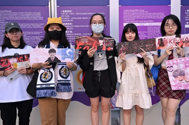 五个女子粉丝手举Faker的周边