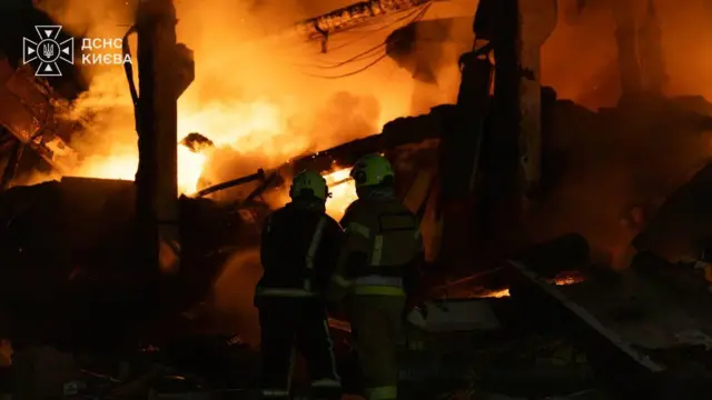 Київ. Пожежники ліквідовують наслідки атаки РФ