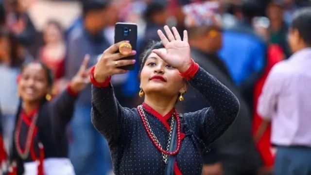 सेल्फी खिच्दै एक युवती