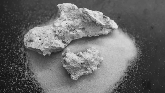 این نمونه سنگ‌ها با ولتاژ پایین انرژی الکتریکی به ماسه به وجود آمده‌اند