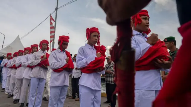 Para pengawal kerajaan membawa telur maleo dalam ritual Mombowa Tumpe.