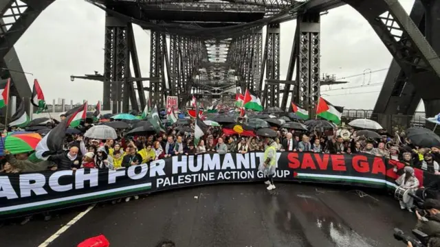 تجمع ده‌ها هزار نفر طرفداران فلسطینی‌ها روی پل سیدنی حدود یک هفته پیش