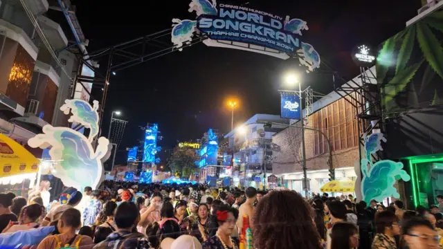 ချင်းမိုင်မြို့ဟောင်း တဖဲဂိတ်က လမ်းလျှောက် သင်္ကြန် 