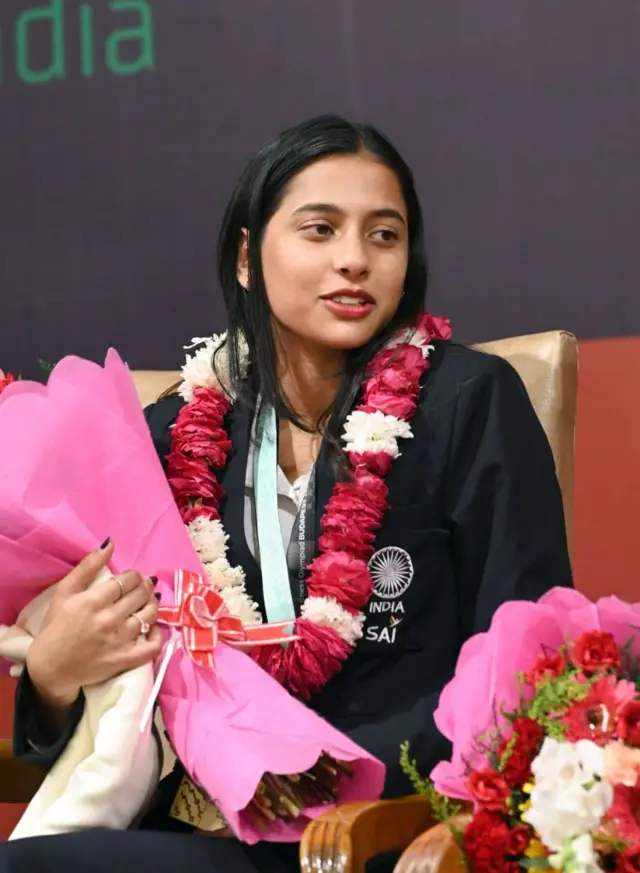 उपांत्य लढतीतल्या दुसऱ्या फेरीत दिव्यानं चीनची माजी वर्ल्ड चॅम्पियन झोंगयी टॅन हिला हरवत फायनलमध्ये प्रवेश केला.