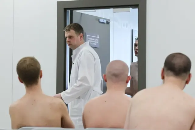 Призывники проходят медкомиссию 