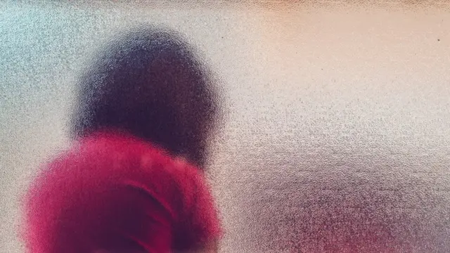 ከጀርባ የሚታይ ልጅ 