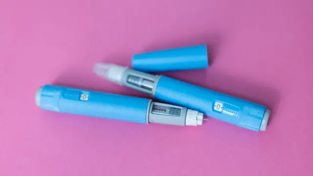 Pembe bir arka plan üstünde zayıflama iğneleri