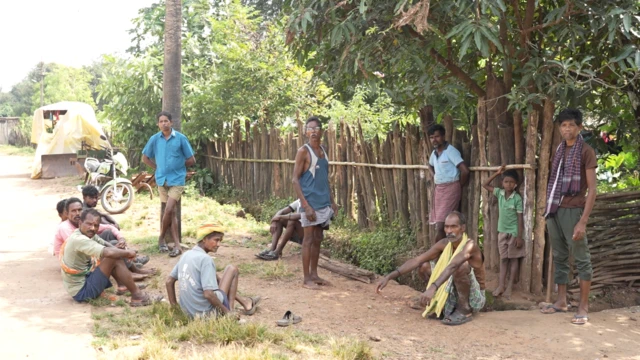 सुरजागडमधील आदिवासी नागरिक