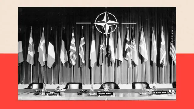 ዋና ጸሓፊ ኔቶ ሎርድ ካሪንግተን ኣብ ብራስለስ ብ12 ታሕሳስ 1984 ኣብ ዝሃቦ ጋዜጣዊ 