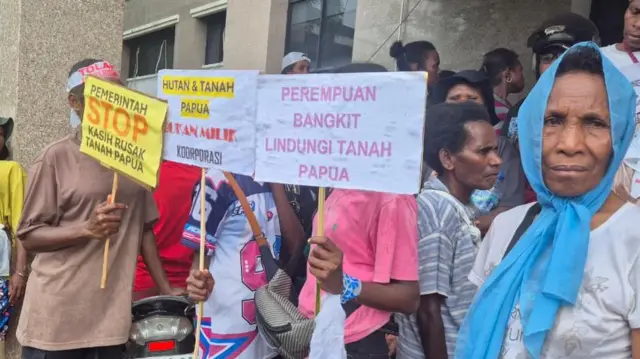 Mama -mama Papua berdemo di kantor pemerintahan Papua Barat Daya.