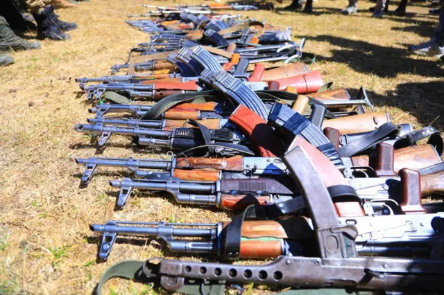 መሬት ላይ የተደረደሩ ጠመንጃዎች