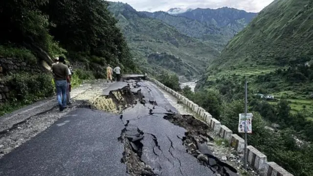 ダーラリ村まで続く約50キロの山沿いの舗装道路が、激しくひび割れて崩れている