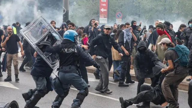 sukob demonstranata i policije 