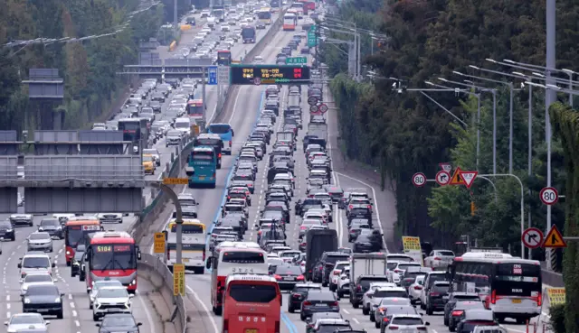 추석 귀성길로 꽉 막힌 고속도로