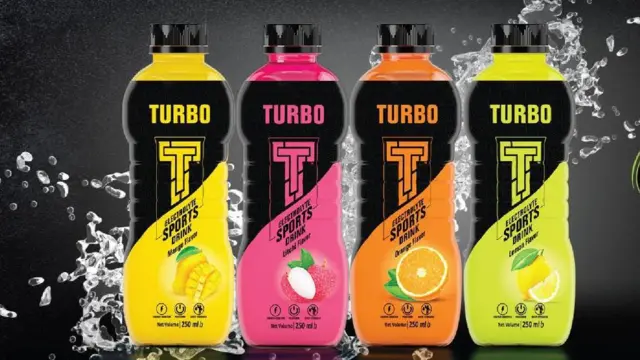 বিভিন্ন কোম্পানির ইলেক্ট্রোলাইট ড্রিংকস বিক্রি চলছে বাজারে