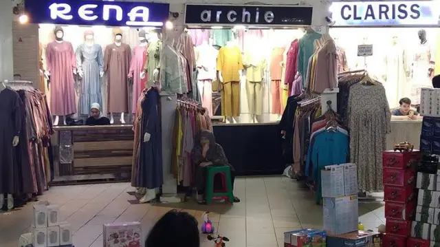 Pegawai kios di Pasar Tanah Abang menunggu pembeli.