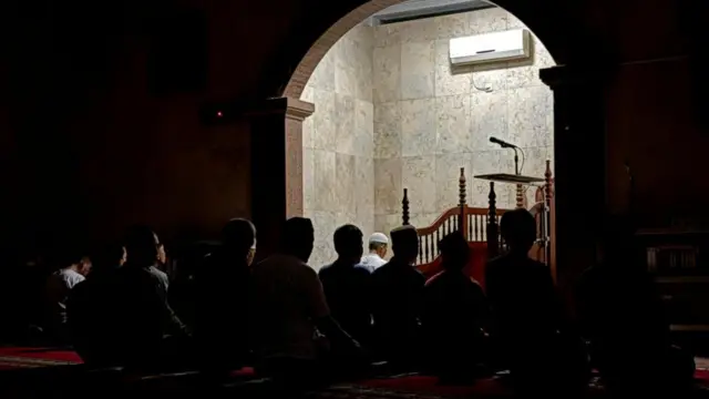 salat isya di Masjid Chandra Asri, Desa Batu Bulan, Kecamatan Sukawati, Gianyar, Bali, pada Kamis (19/03).