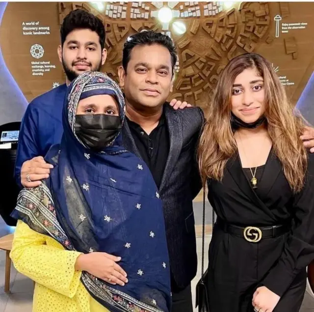 رحیمہ رحمان نے اپنے بھائی اور والدین کی ایک تصویر پوسٹ کی تھی