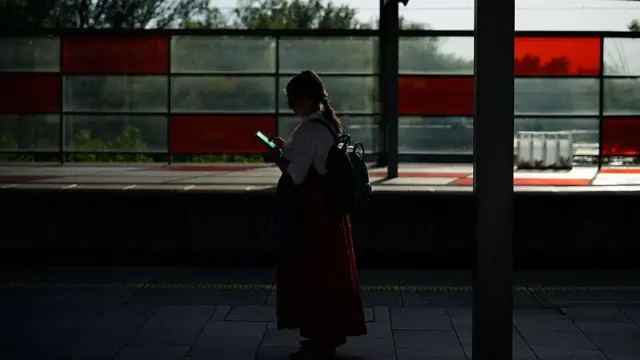 2026年6月27日,一名女子在波蘭華沙空蕩蕩的火車站。