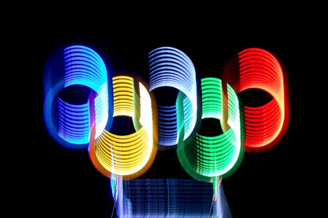 Фото разноцветных олимпийских колец на черном фоне