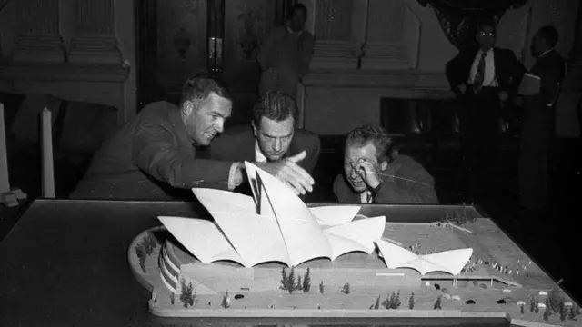 Jorn Utzon trình bày kiến trúc Nhà hát Opera tại Tòa Thị chính Sydney năm 1957