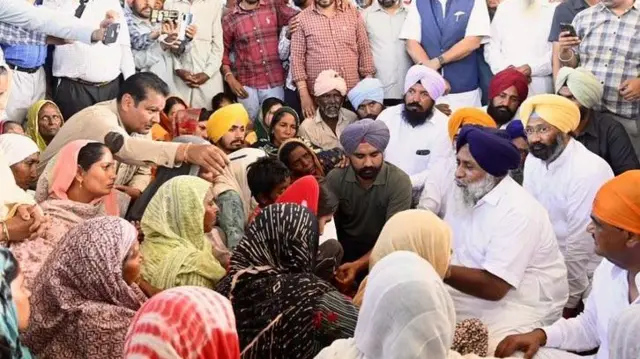 ਸੁਖਬੀਰ ਬਾਦਲ ਪੀੜਤ ਪਰਿਵਾਰ ਨੂੰ ਮਿਲਦੇ ਹੋਏ