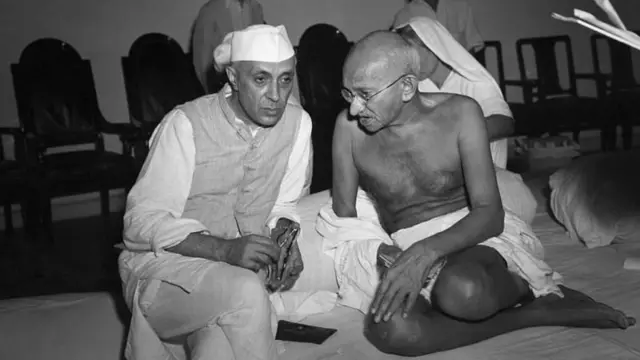 महात्मा गांधींसह जवाहरलाल नेहरू.