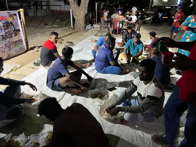 විරෝධතාකරුවන් රාත්රියේ විරෝධතාවයක නිරත වූ අයුරු