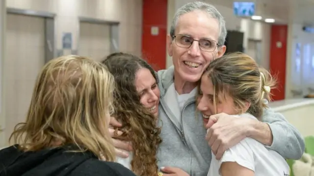 家族と再会するオハド・ベン・アミさん（8日、イスラエル・ラマトガンのシェバ医療センター）