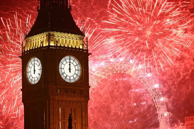 Londra'da havai fişekler ve Big Ben 
