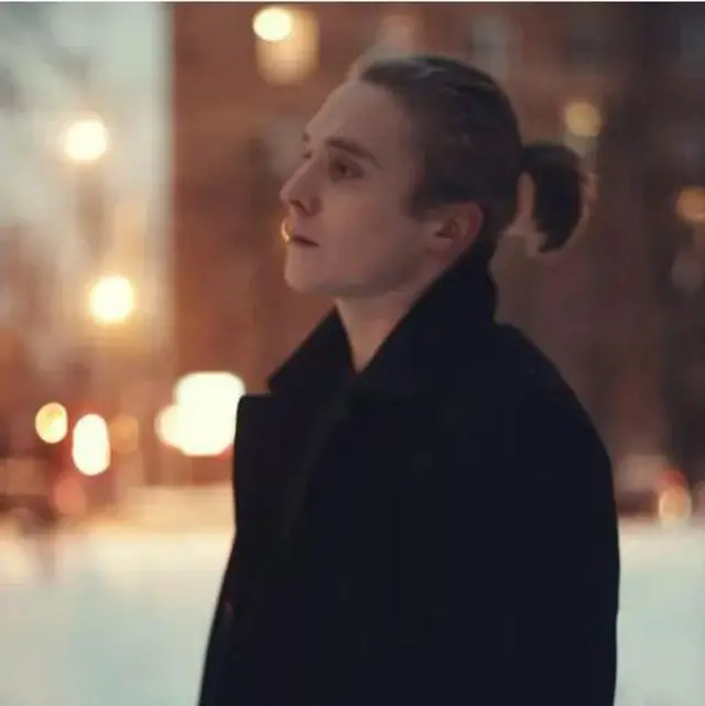 Vanya sangat terlibat dalam dunia seni Moskow sebelum bergabung dalam pasukan militer.