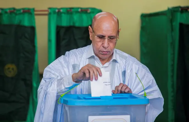  محمد ولد الشيخ الغزواني يدلي بصوته في الانتخابات الرئاسية