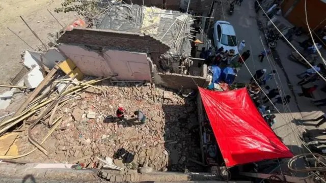 वकील हसन यांच्या घराचा ढिगारा