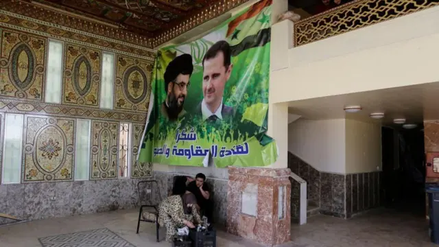 "په ۱۹۹۰ لسیزه کې، سیده زینب سیمه پر یوه ښار بدله شوه، چېرې چې د ایران په تمویل د شیعه ګانو ښوونځي، مدرسې او روغتونونه جوړ شول."