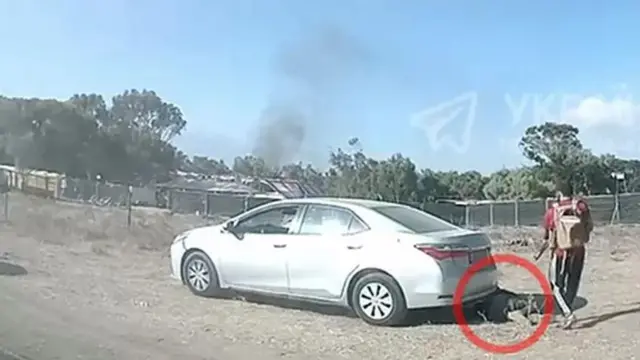 Sekunde chache baadaye, mwanamgambo mwingine anakimbia na kumpiga risasi ya kichw