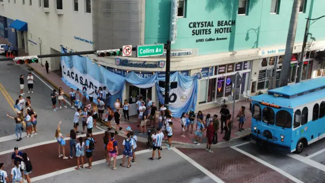 Vista aérea de un esquina de la avenida Collins en Miami Beach