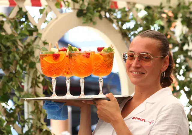 Aperol kokteyl taşıyan bir garson