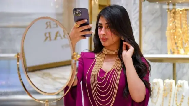 బంగారం నగలతో యువతి