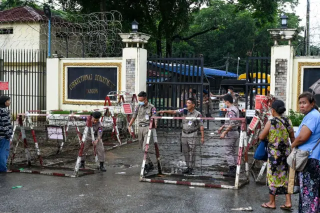 နိုင်ငံရေးအကျဉ်းသားတွေရှိတဲ့ အင်းစိန်အကျဉ်းထောင်