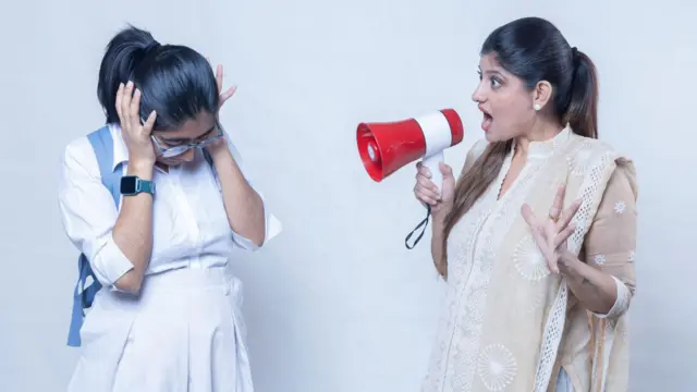 मुलीवर ओरडणारी आई 