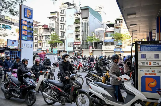 Người dân xếp hàng đổ xăng tại Hà Nội vào hôm 9/3/2026