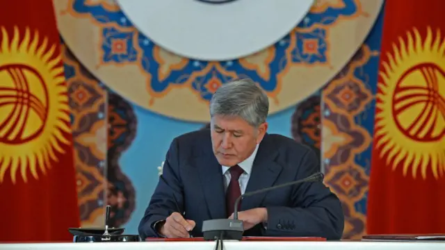  2015-жылдын 21-майы ошол кездеги президент Атамбаев кол коюп жатат