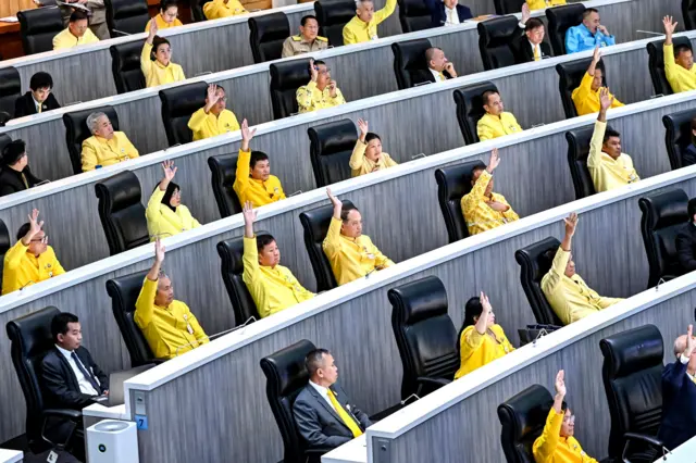 สว. ชุดที่ 13 พร้อมใจกันสวมเสื้อสีเหลืองในระหว่างการประชุมวุฒิสภา