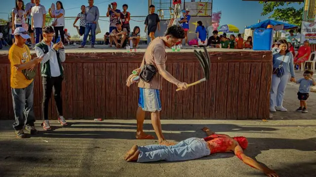 One performer wey dem dey whip as Jesus Christ during Good Friday rites in di village of Kapitangan For Philippines. 