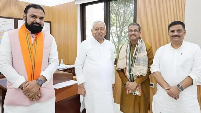 பிகார் முதலமைச்சர் நிதிஷ் குமார், மத்திய அமைச்சர் மற்றும் பிகார் பா.ஜ.க.வின் தேர்தல் பொறுப்பாளர் தர்மேந்திர பிரதானை செப்டம்பர் 28 அன்று சந்தித்தார்.