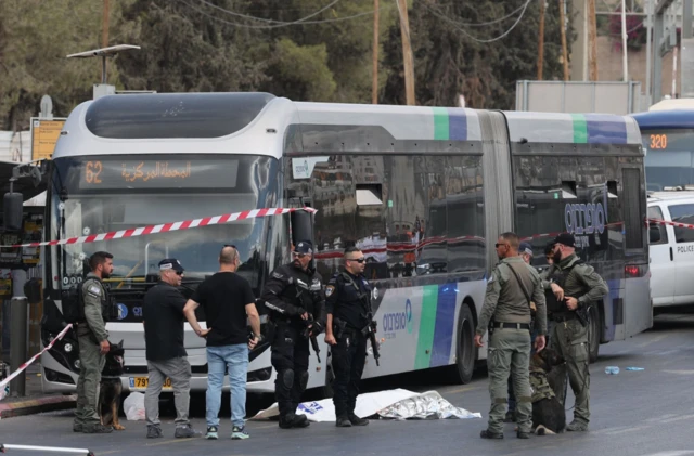 Autoridades en la escena del tiroteo en Jerusalén